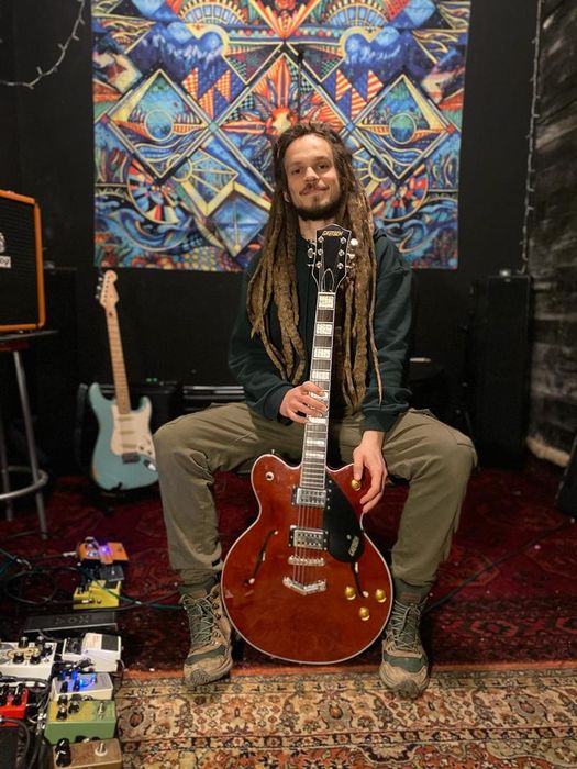 Lekcje gry na gitarze / podstaw teorii muzyki. Także on-line