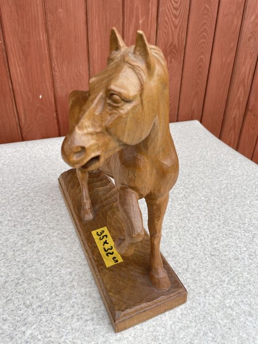 Duża drewniana figurka konia