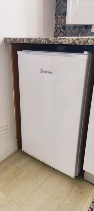 Frigorífico mini com congelador Meireles