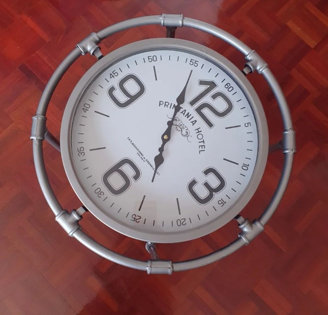 Mesa / relógio em vidro