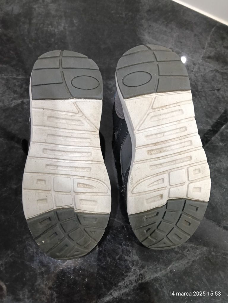 Buty sportowe chłopięce rozm. 30