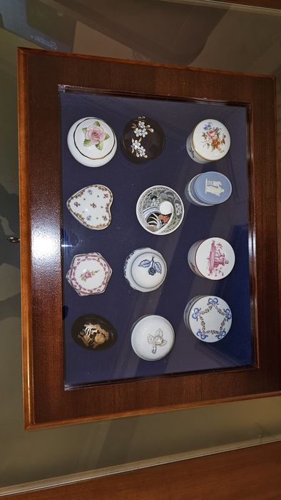 Coleção porta joias miniatura em porcelana novo e mostrador em madeira