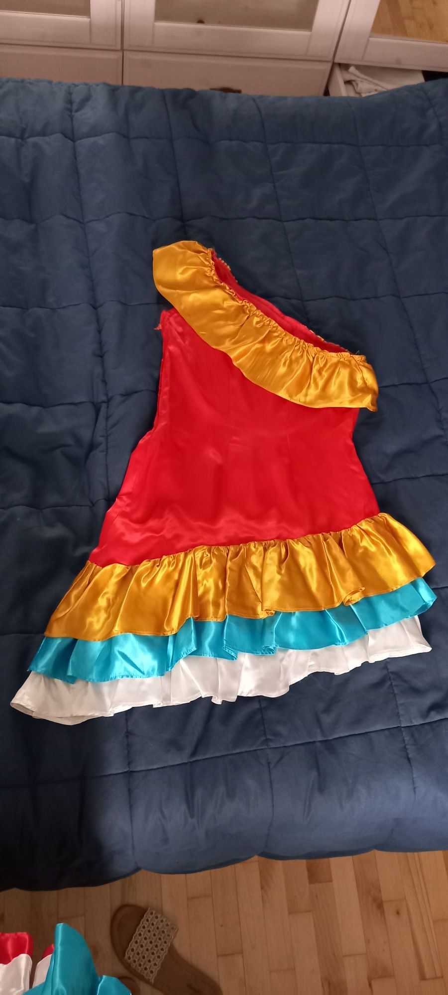 Sukienka hiszpanka na jedno ramię kolorowa satynowa