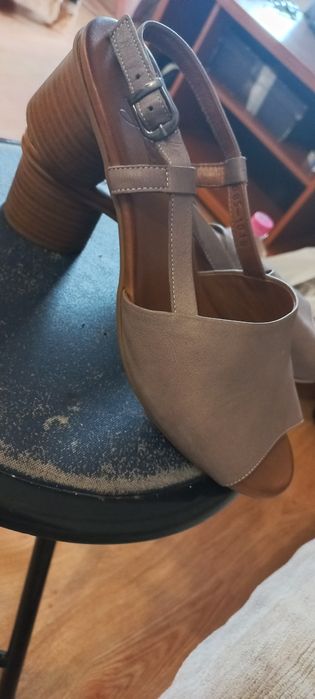 Босоніжки шкіряні