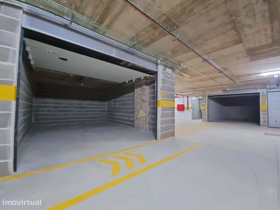 Garagens Box à Venda em Portimão — de 16 m² a 28 m², entre a estação d