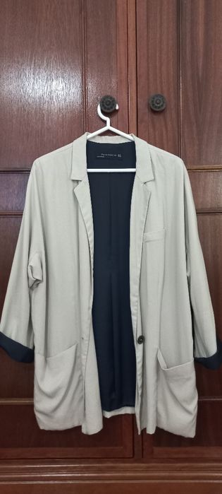 Blazer bege e azul Mango