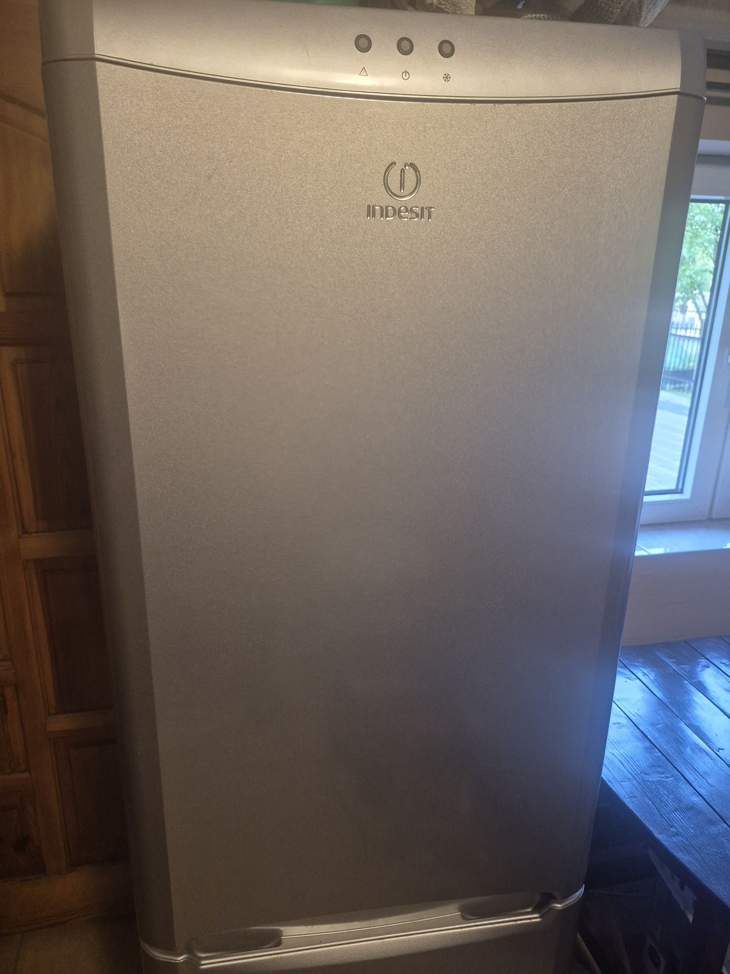 Balkoniki półki lodówka indesit