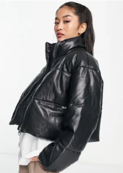 Blusão cropped de penas em pele NOVO Pull & Bear