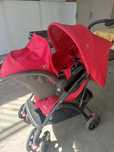Carrinho de bebê vermelho e ovo