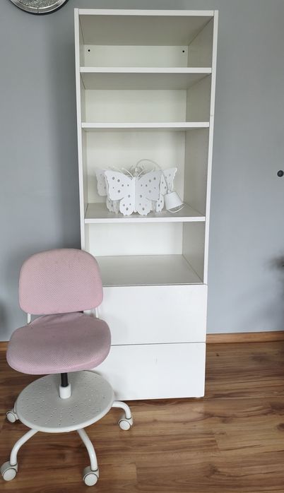 Szafka lampa i krzesło