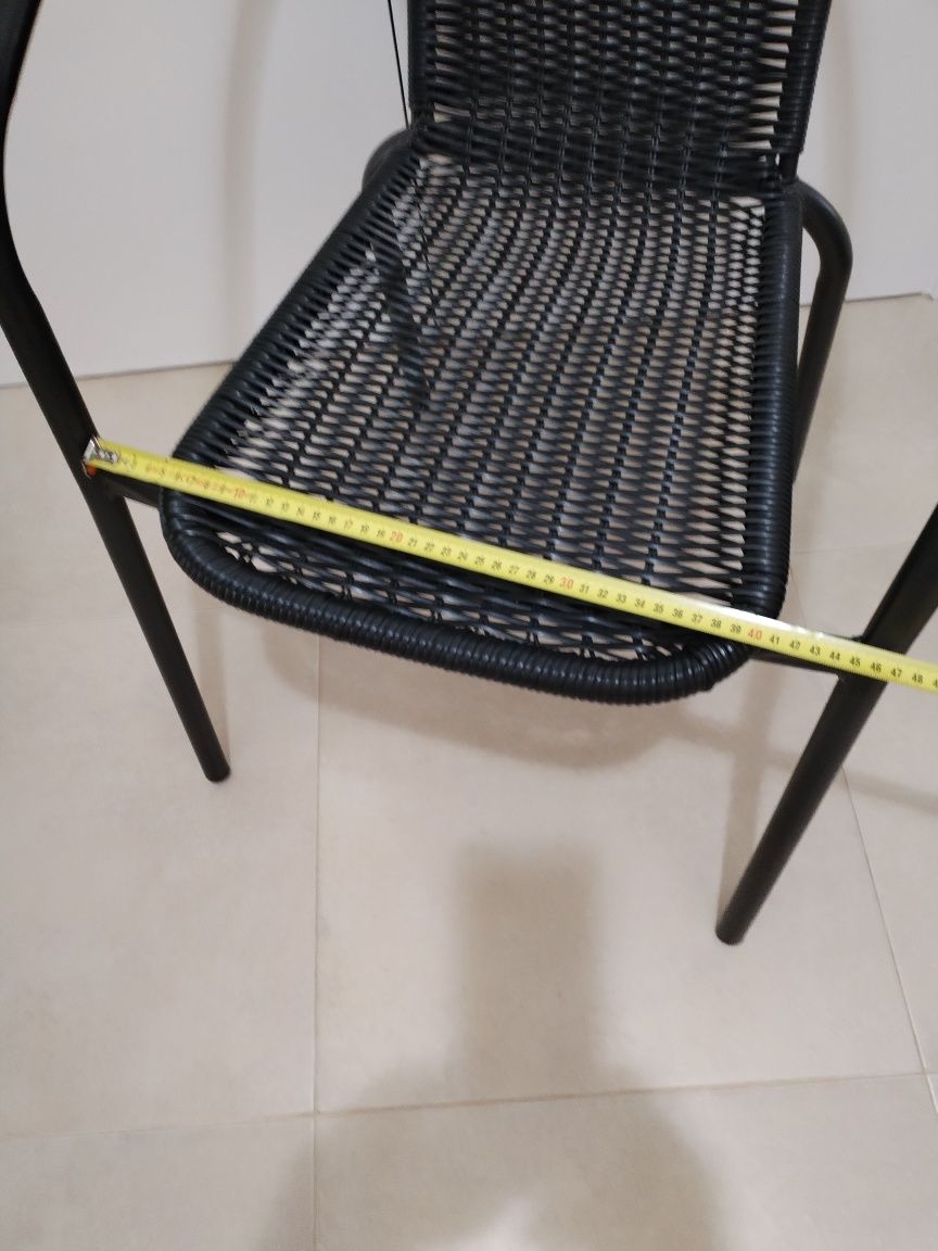 Cadeira em metal e rattan preto com braços para exterior