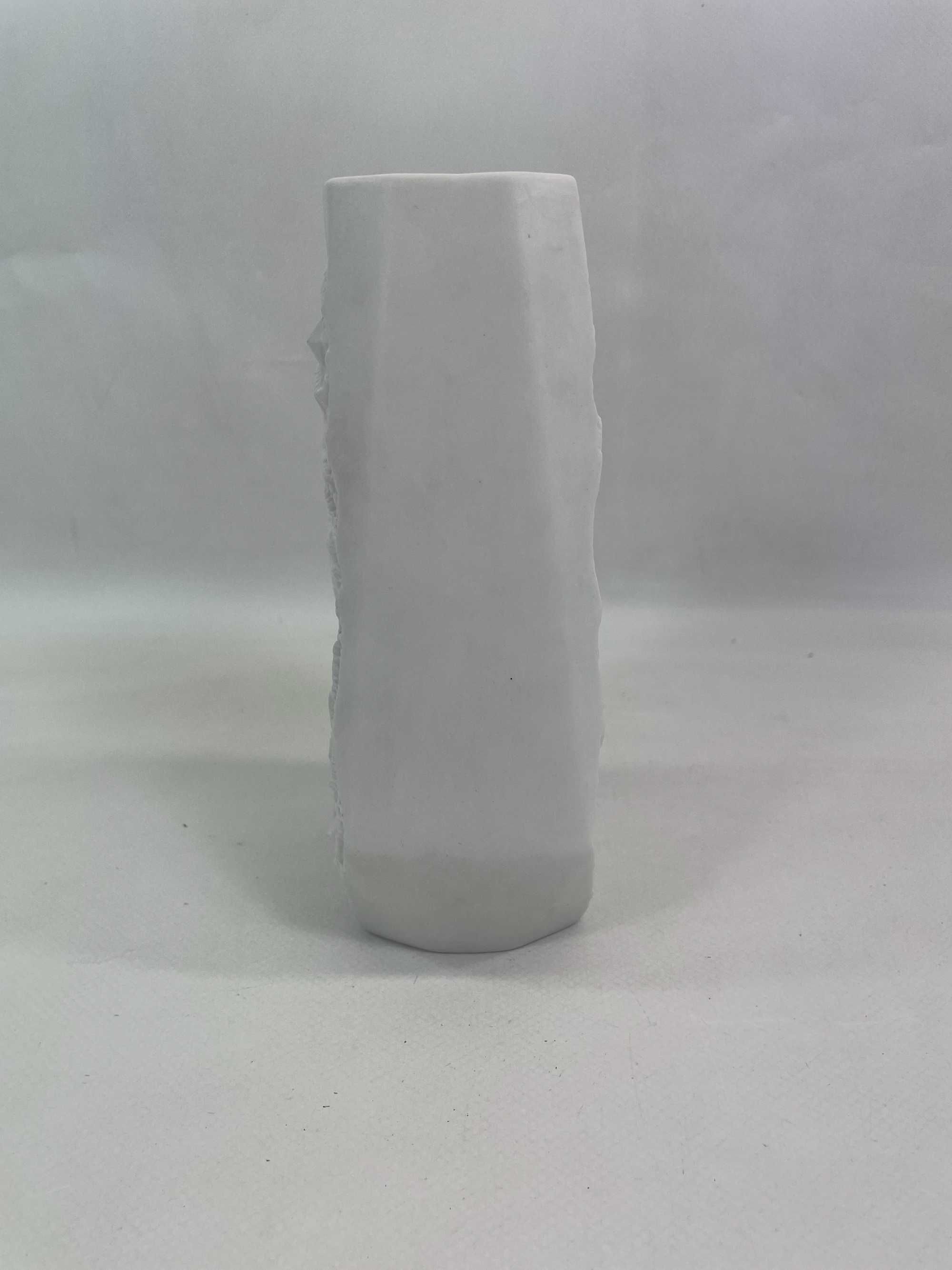 Biały wazon z porcelany Biskwitowanej Kaiser