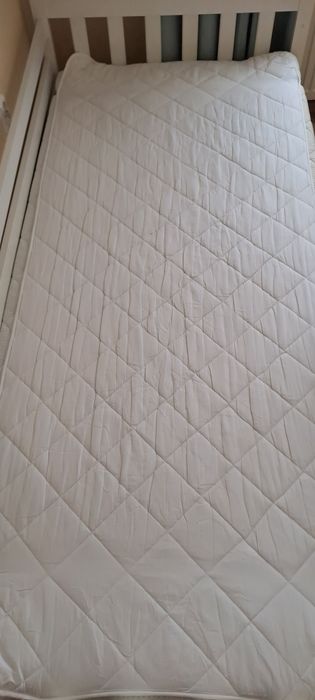 Drewniane łóżko z materacem 90x200 cm