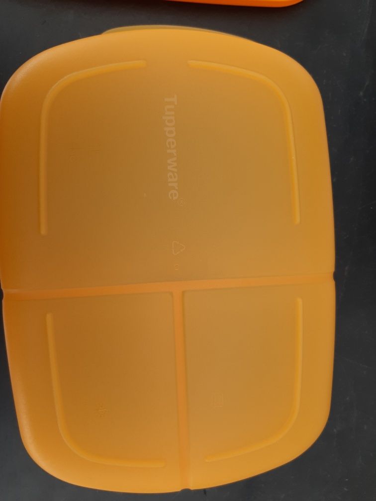 Tupperware amarelo com divisórias