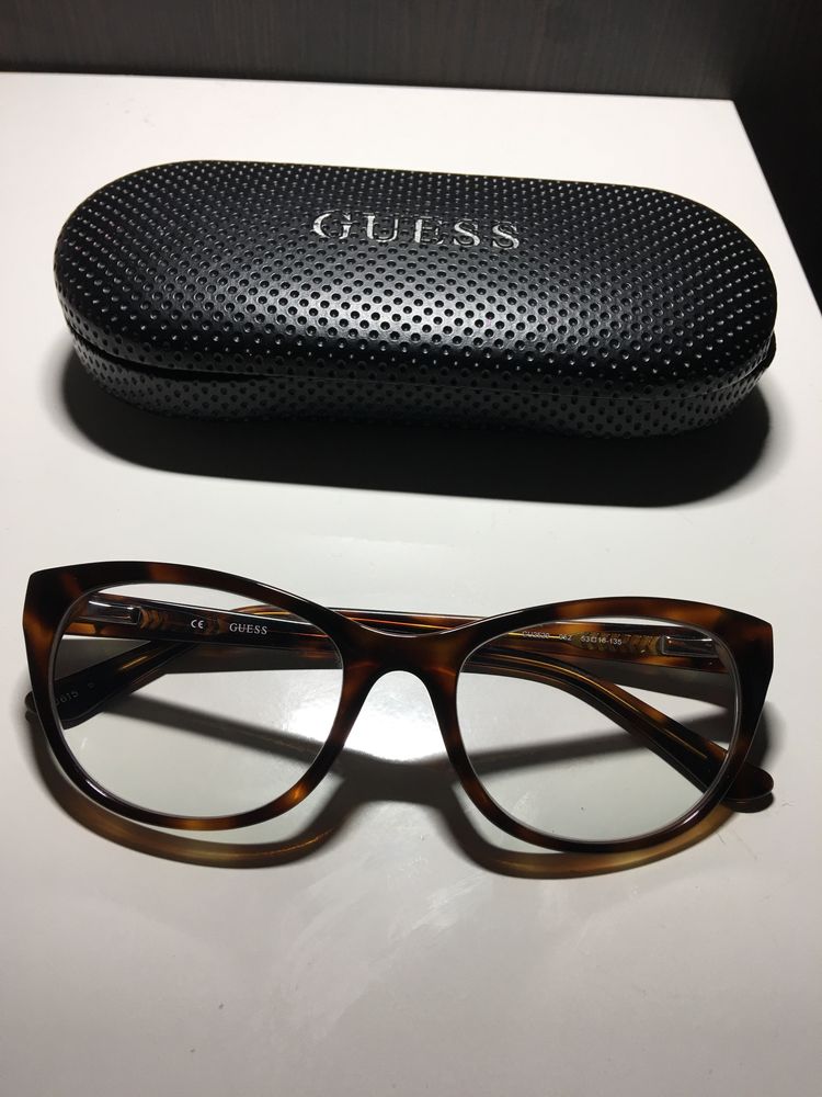 Очки фирмы Guess, для чтения с обычными линзами