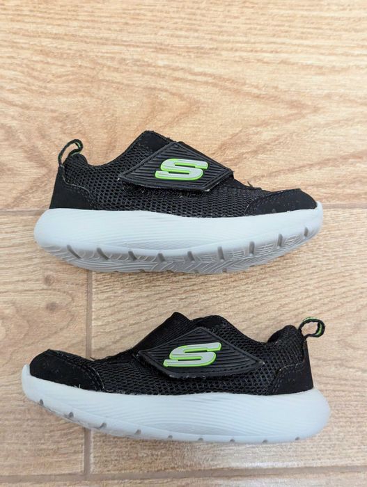 Кросівки Skechers Dyna-Lite Розмір 22