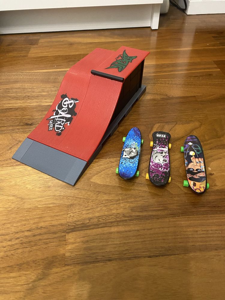 Zestaw rampa + 3 mini deskorolka fingerboard