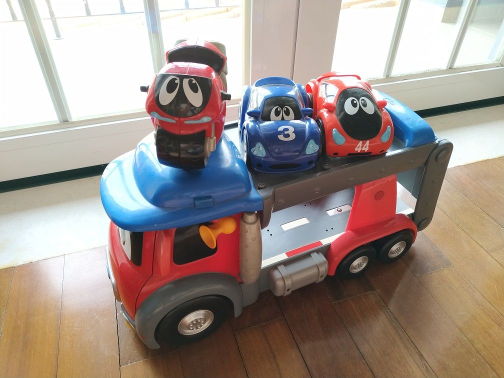 Camião da Chicco com carros
