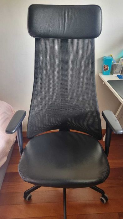 Cadeira Giratória de Escritório com Braços – Glose Preta JÄRVFJÄLLET