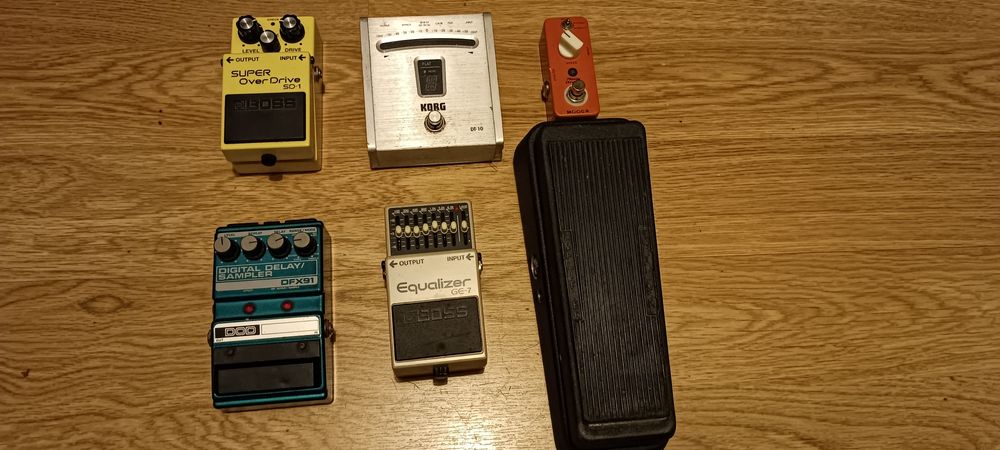 Varios pedais de guitarra + power supply
