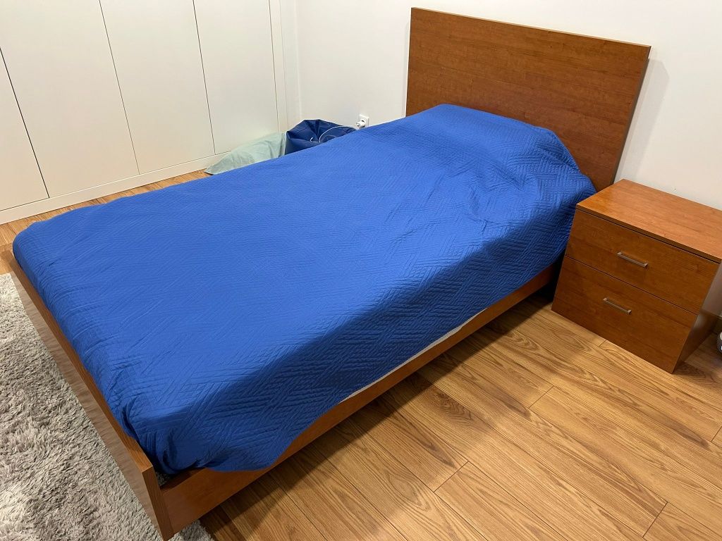 Cama solteiro com estrado, colchão e mesa de cabeceira