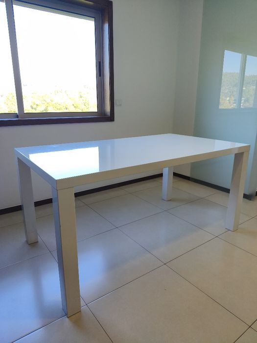 Conjunto de mesa de jantar + 4 cadeiras. 

Tanto a mesa como