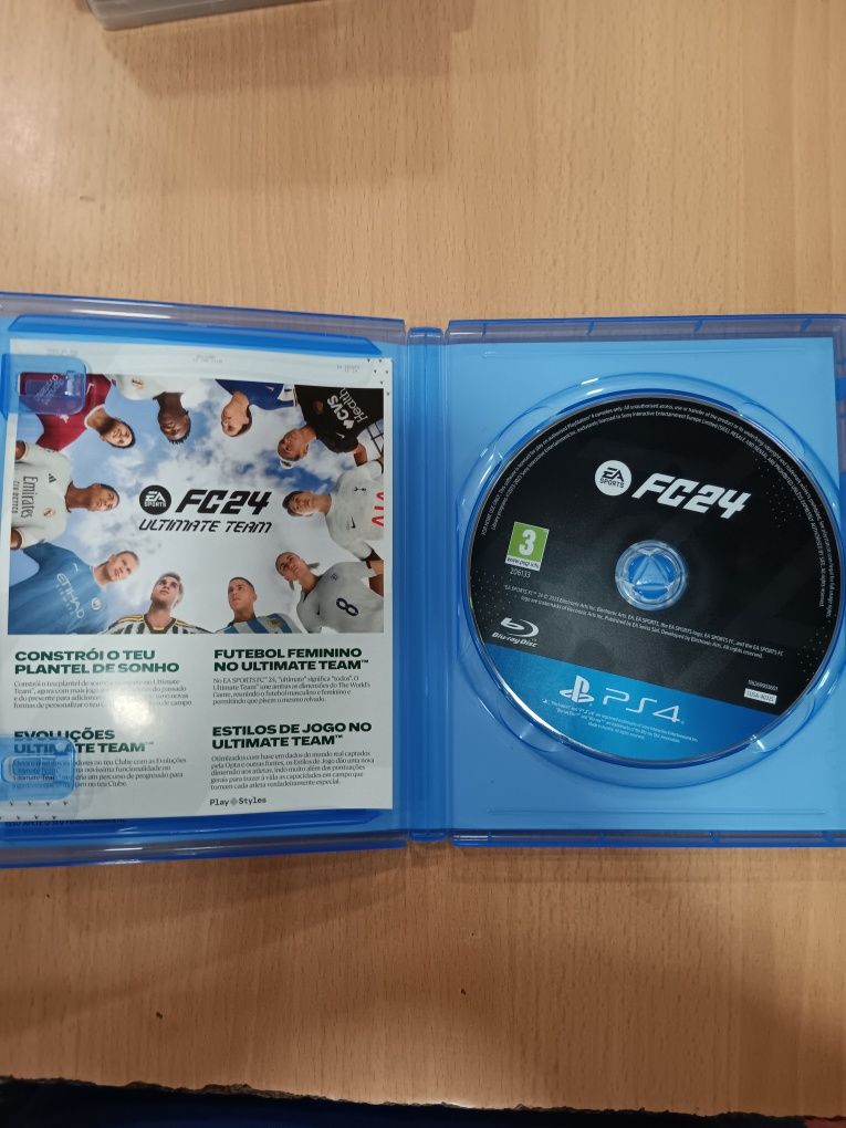 Ps4 Slim com 2 comandos +4 Jogos