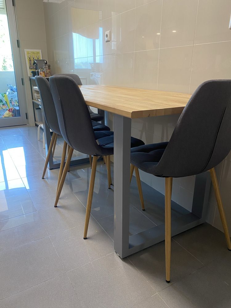 Mesa com tampo em carvalho e pernas em aço
