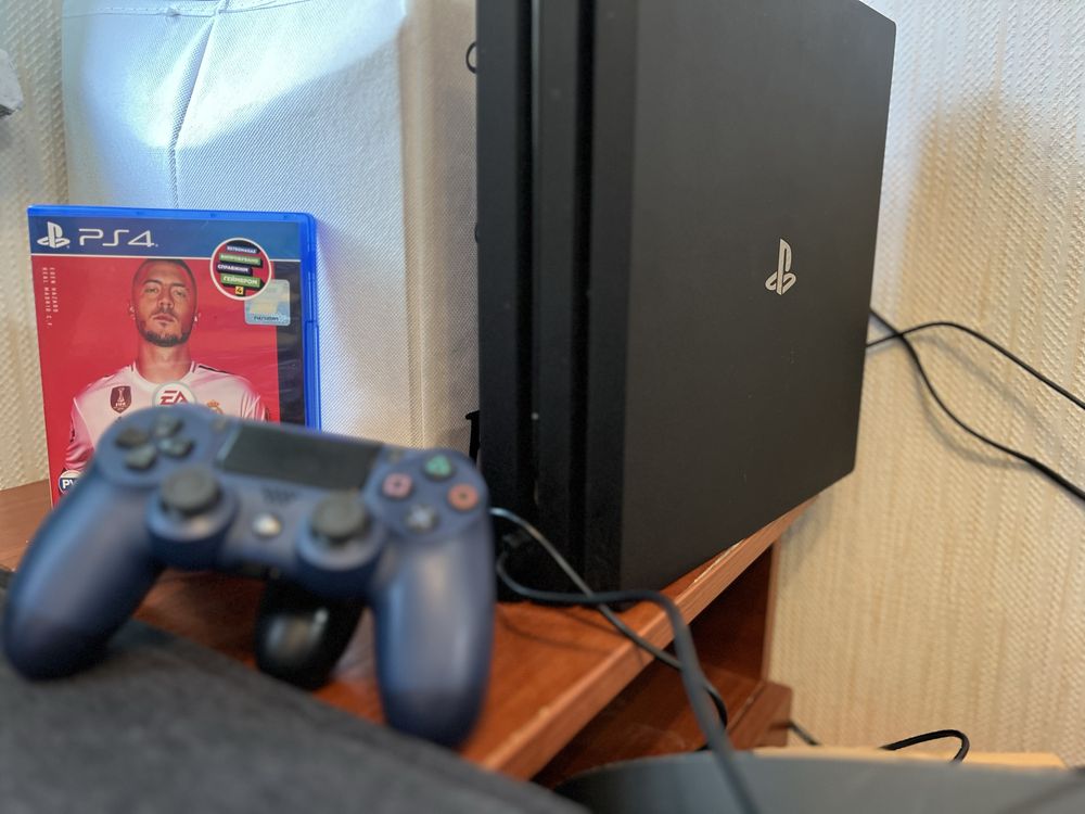 Sony PlayStation PS4 pro 1tb + 2 orig джойстика