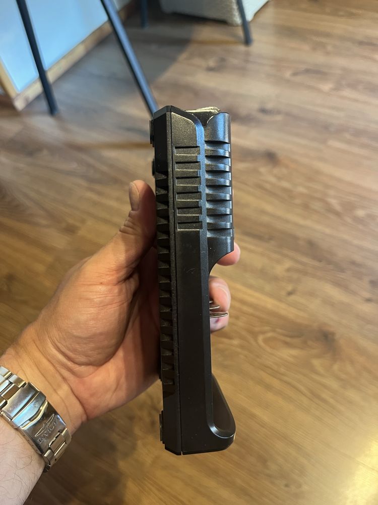 Ładowarka Nitecore UM4