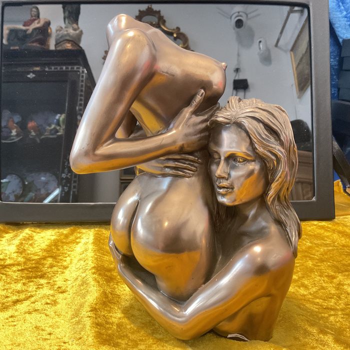 Escultura lady’s bronze 20 cm assinada.