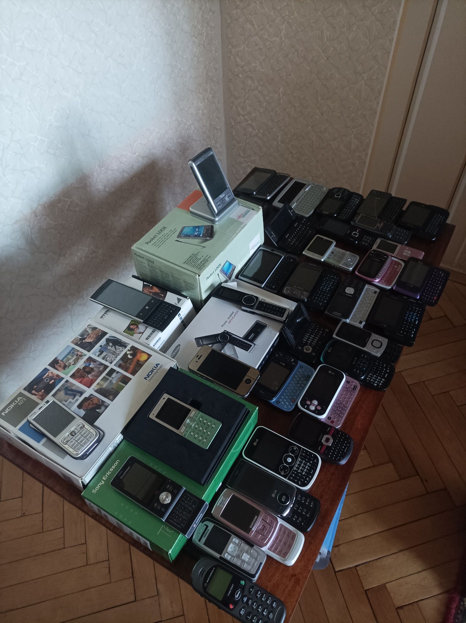 Продам Samsung Sony Ericson HTC Sharp Simens Motorola Nokia