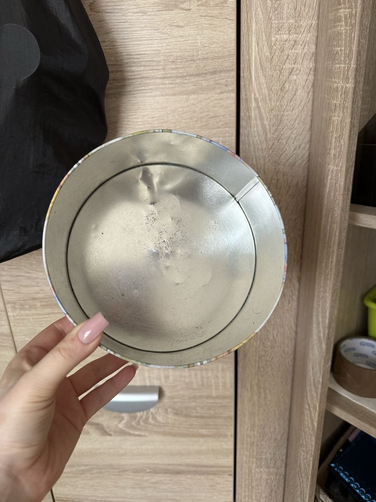 blaszane metalowe okrągłe pudełko puszka szkatułka
