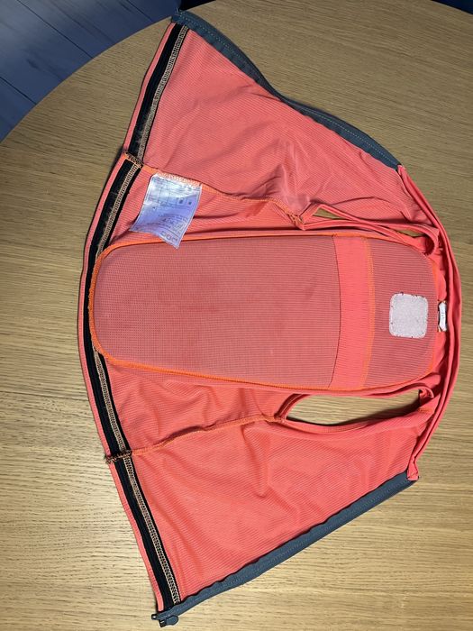 Ochraniacz na plecy firmy POCito, rozmiar L dziecięcy.