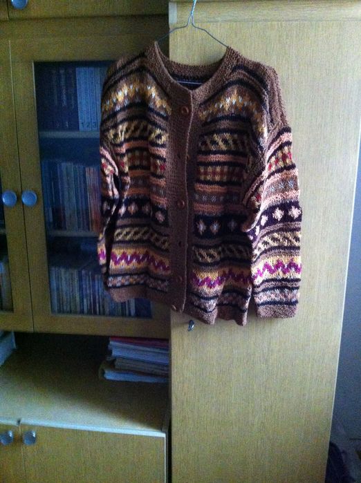 sweter kolorowy zrobiony ręcznie