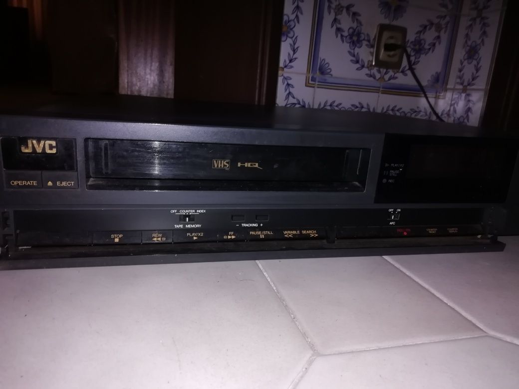 Leitor e Gravador de Cassetes VHS, JVC