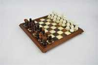 Tabuleiro xadrez em mármore e madeira com 26/26 cm, como novo.