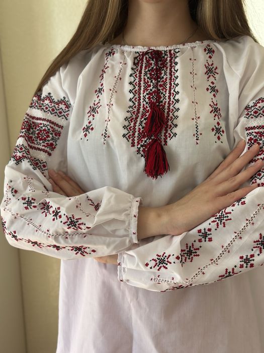 Вишиванка  жіноча  ручної роботи