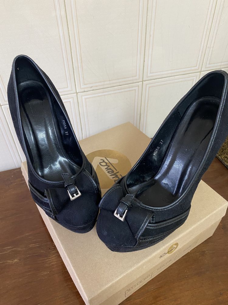 Sapatos pretos de camurça