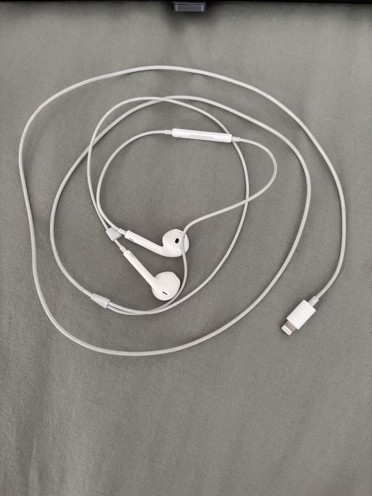 Провідні навушники Apple