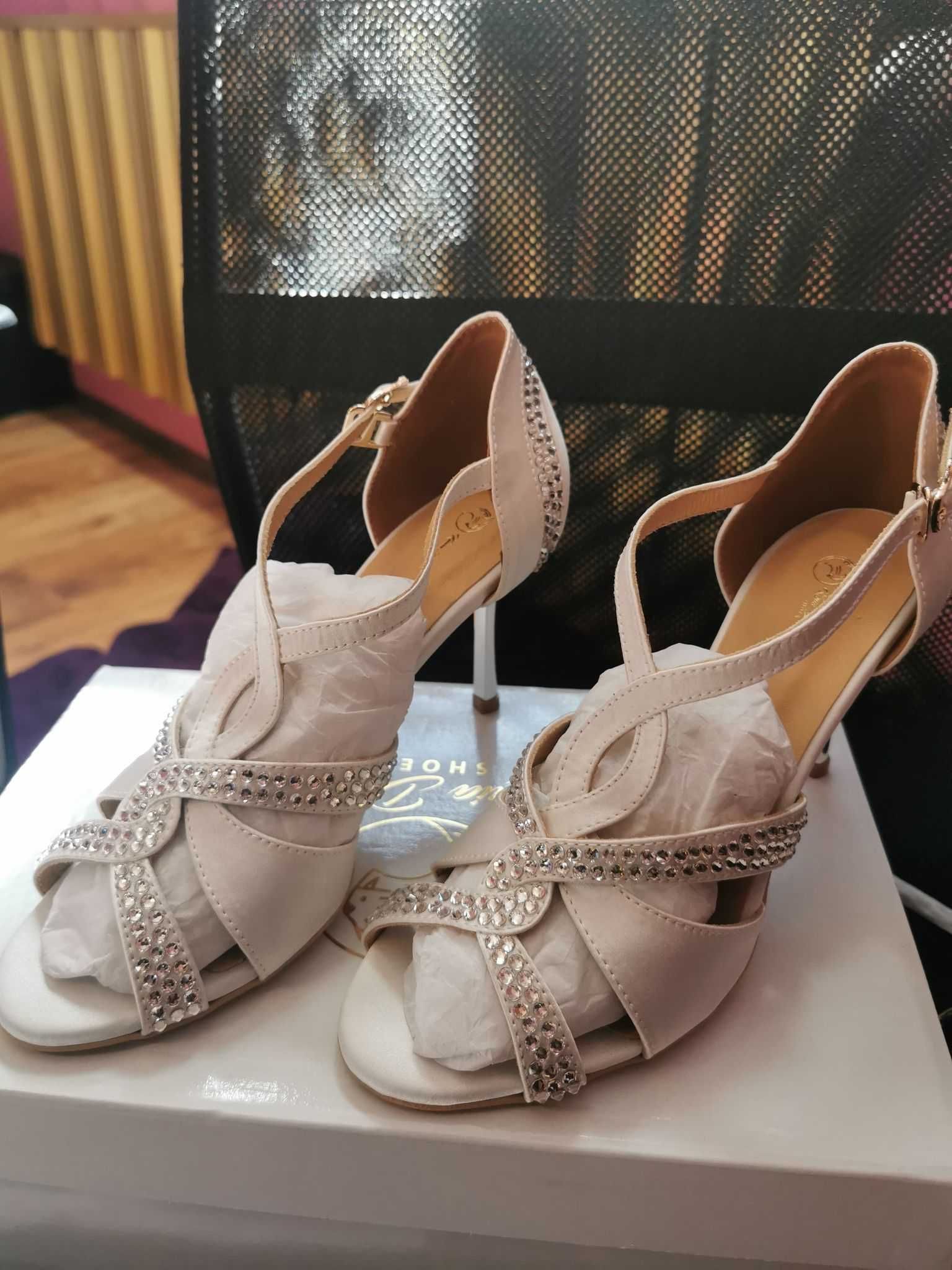 Buty Sandra White Crystal buty satynowe na obcasie rozmiar 38 nowe