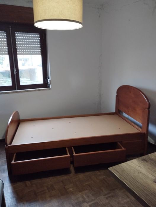 Cama de solteiro de madeira (2 disponiveis)