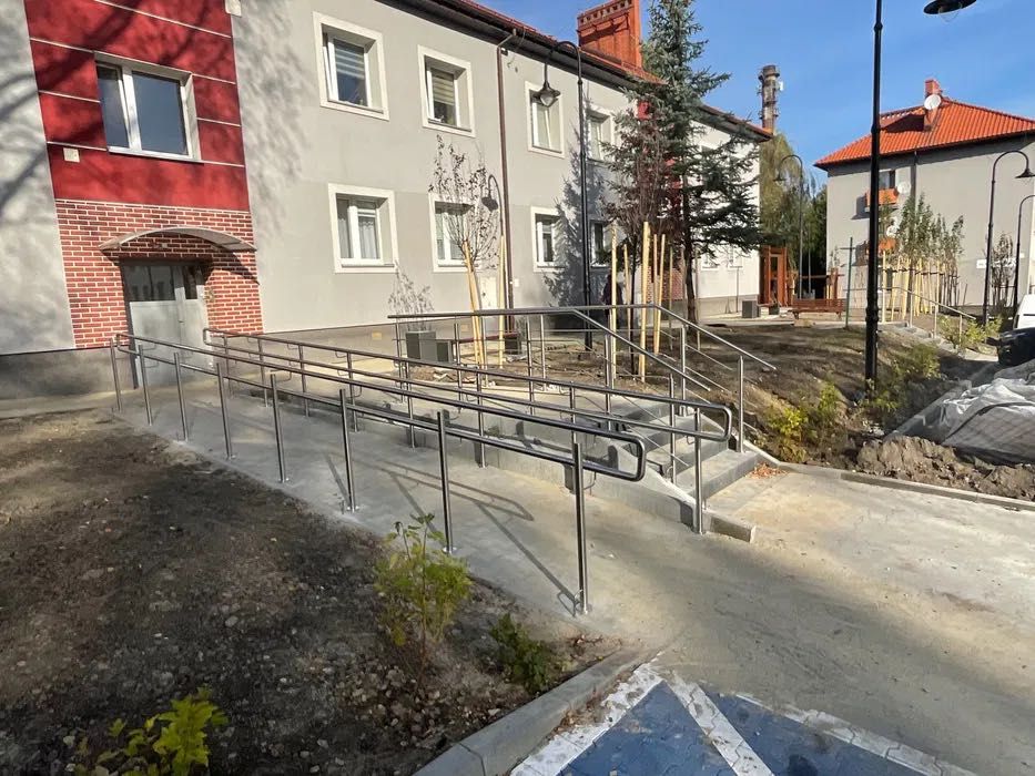 Podjazdy poręcze dla osób niepełnosprawnych, balustrady