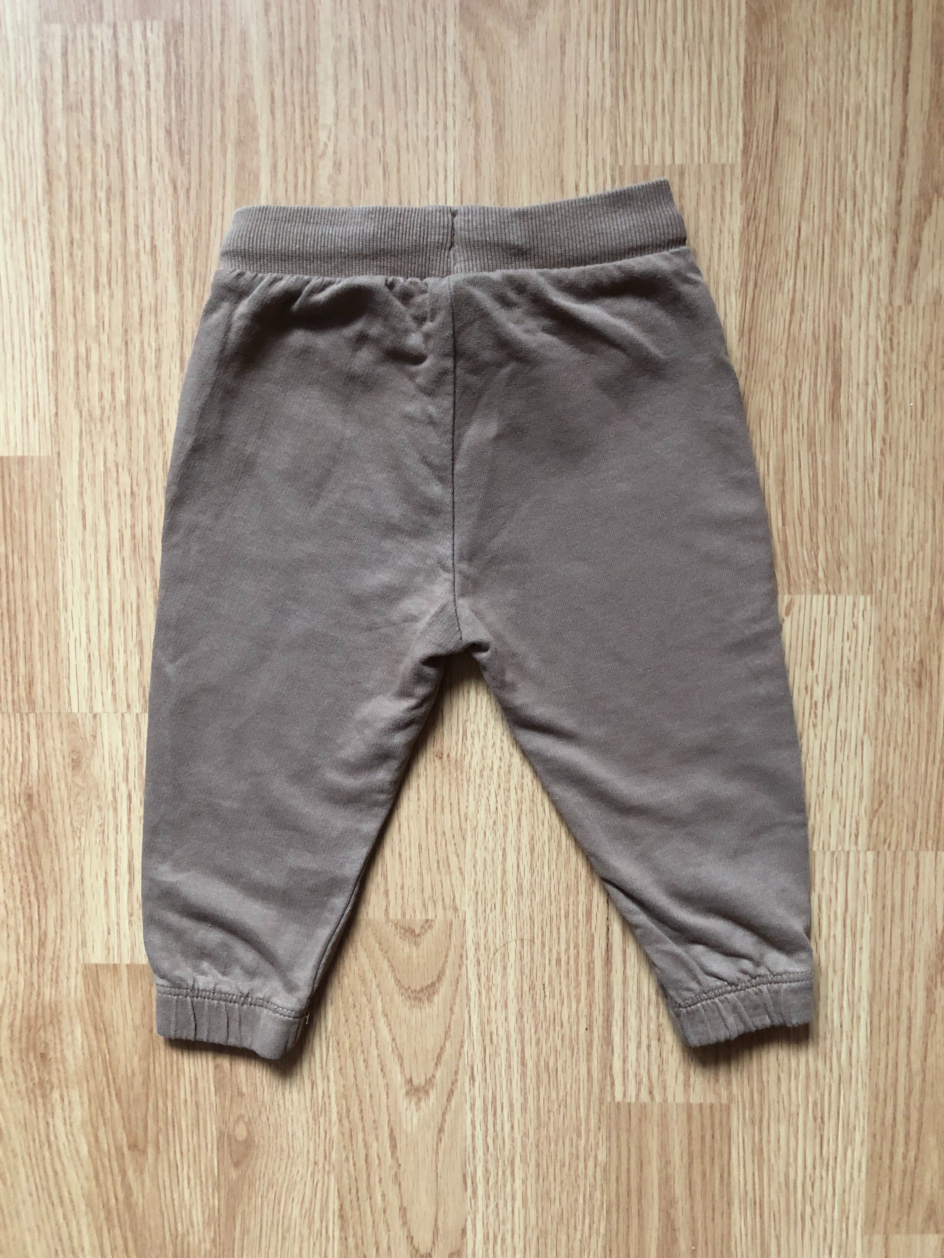 Spodnie dla chłopczyka brązowe, motyw mikołajkowy, rozmiar 80, Pepco