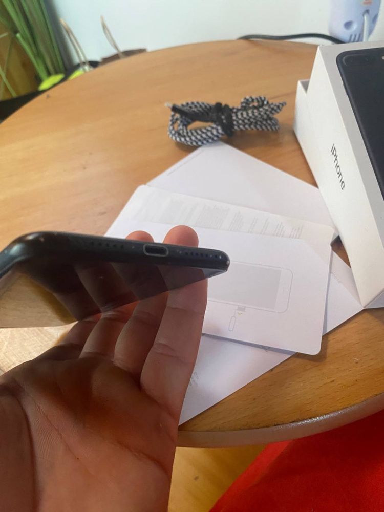 Sprzedam iPhone'a 7 Plus w bardzo dobrym stanie