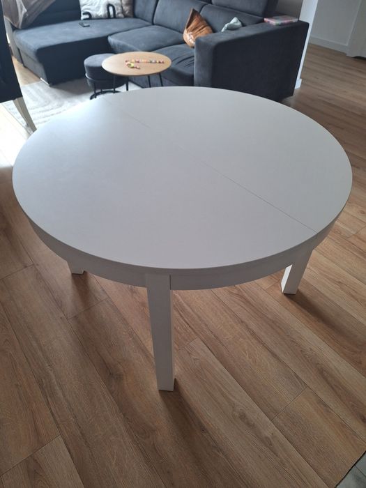 Biały rozkładany stół