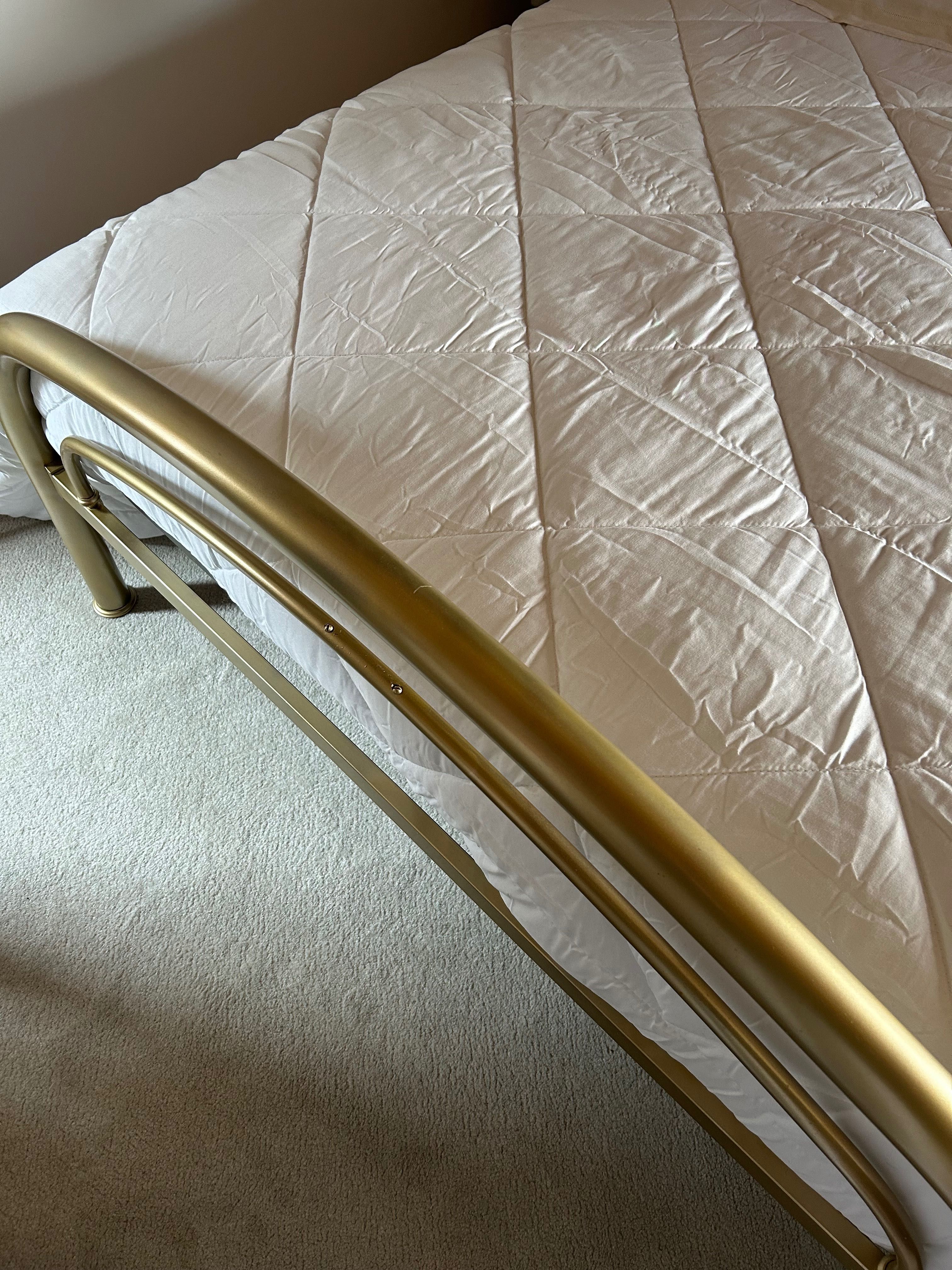 Cama ferro dourada + colchão ortopédico