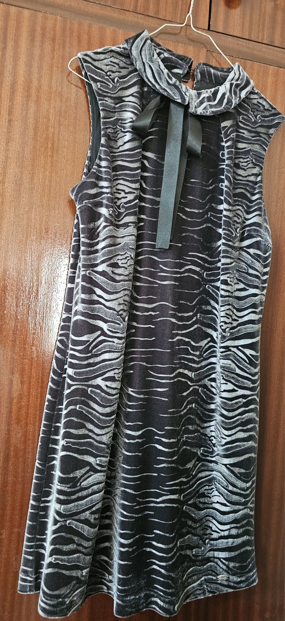 Vendo 2 vestidos e 3 pares de sandálias