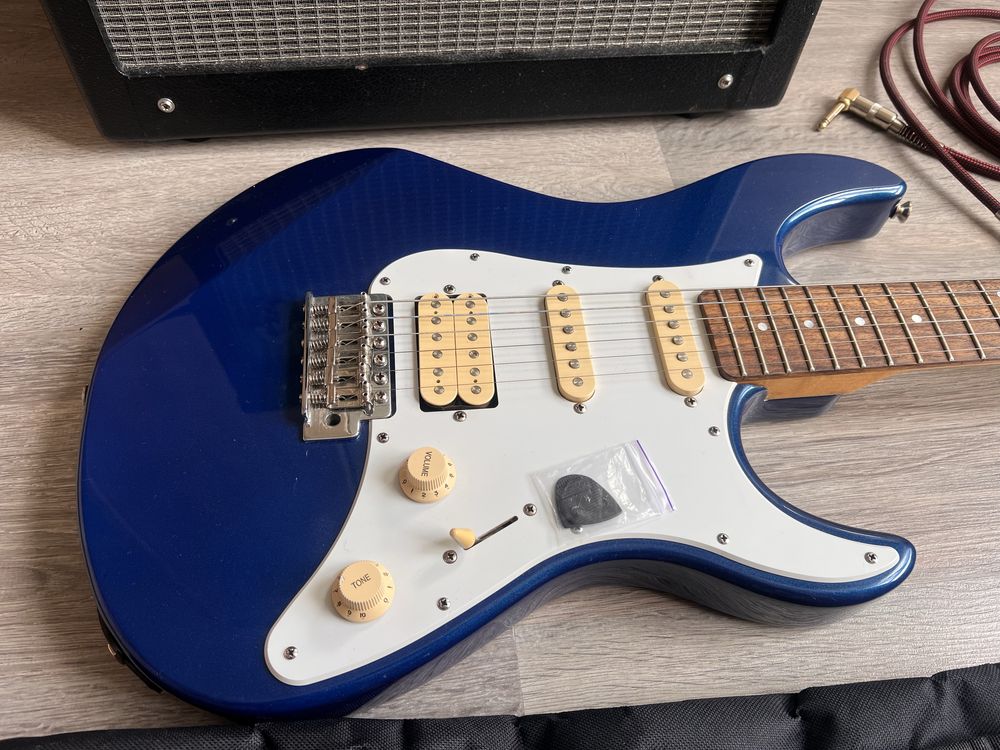 Yamaha Pacifica 012 + Комбопідсилювач Fender Mustang 2 40w + чохол