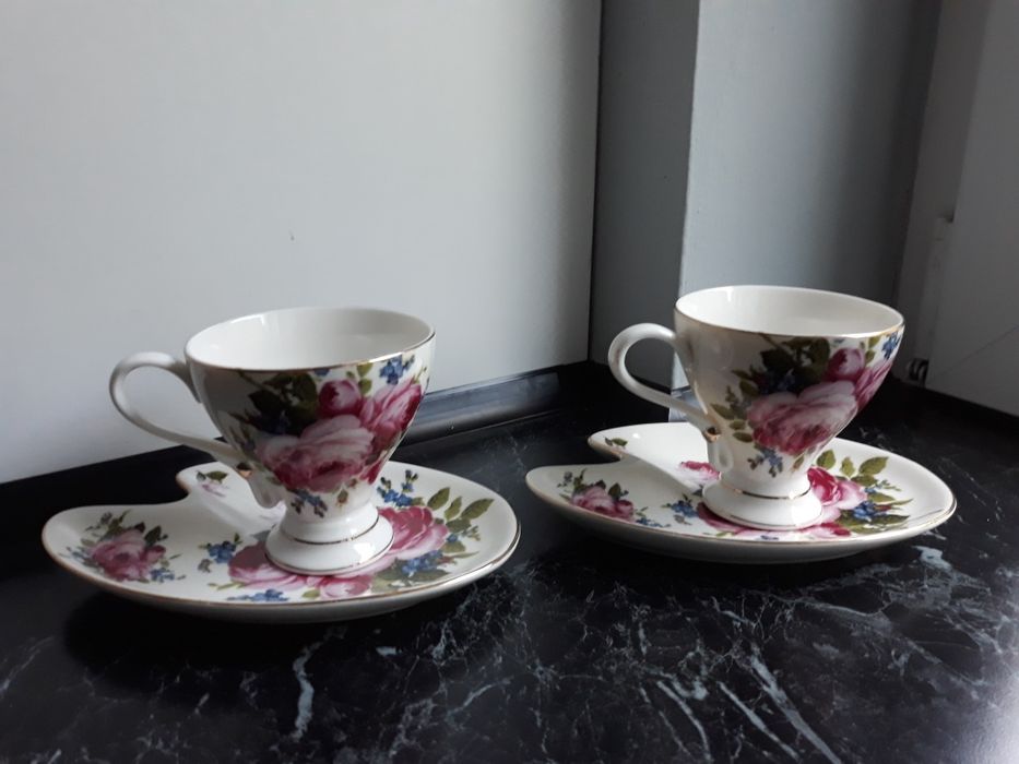 Stara angielska filiżanka w róże.
